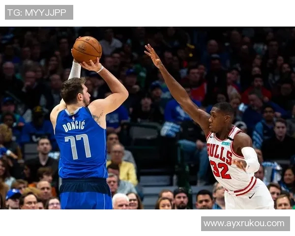 东契奇上半场狂砍32分詹姆斯无奈在替补席打哈欠观战 东契奇上半场狂砍32分詹姆斯无奈在替补席打哈欠观战